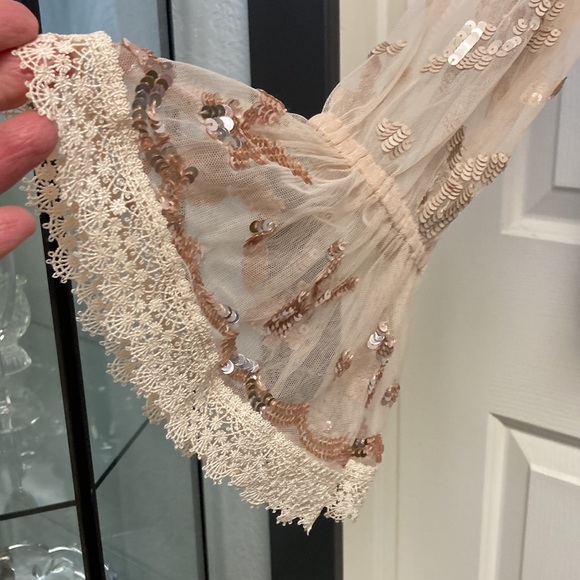 Chelsea & Violet NWT Women’s Top Size Large Taupe with Copper color Sequins - Picture 9 of 13